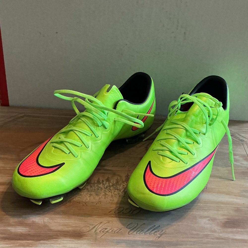 New- Nike Mercurial soccer cleats boys youth size 4.5